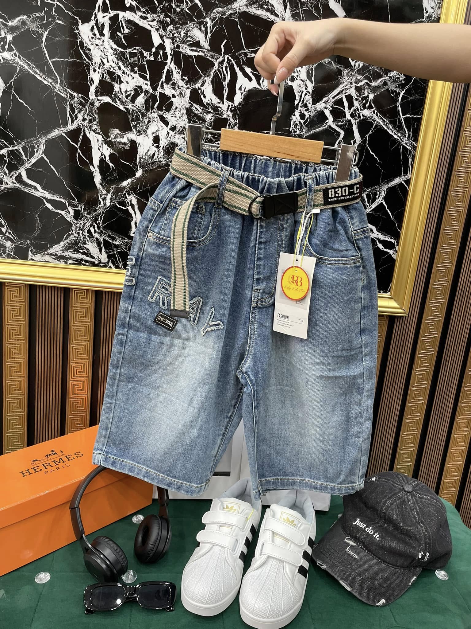 [🆕🇻🇳]  Tổng Kho Kim Thuỷ – Tổng Kho Kim Thuỷ chuyên bán buôn quần áo trẻ em, mẫu mã phong phú, chất lượng 🧑‍🧒❤️️👶⭐️ QUẦY NHỜ ĐẨY | QUẦN KAKI CHẤT SIÊU ĐẸP
Quầy nhờ đẩy mã quần kaki bao xịn ạ. Chị nào lấy inbox shop lẹ nha.Mã sale
Đủ size
80/120
110/150
1-5
6-10
, shares-1✔️ , likes-1❤️️ , date-2025-01-15 19:50:03🇻🇳🇻🇳🇻🇳📰🆕