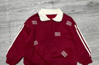 [🆕🇻🇳] Kemy Kids 😎❤️️⭐️  Siêu phẩm áo sweater MIU MIU đỏ đô nổi bật!
Thiết kế sang chảnh, phối cổ trắng viền độc đáo.
Chất liệu mềm mại, ấm áp, hoàn hảo cho mùa đông.
Size  , shares-0✔️ , likes-0❤️️ , date-2025-01-11 16:38:56🇻🇳🇻🇳🇻🇳📰🆕