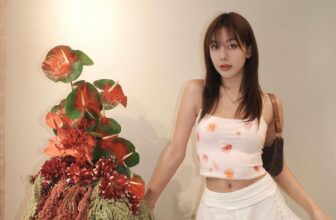 [🆕🇻🇳] The MAVEN – Fashion Brand 👕 Top1Fashion 👗  Pretty Ploy @ploysinestro chose the sweet Mary Flower Top, she mixes and matches it with an elegant Laurel Skirt, all items are from our latest Holiday Col , shares-0✔️ , likes-8❤️️ , date-2025-01-15 18:00:04🇻🇳🇻🇳🇻🇳📰🆕