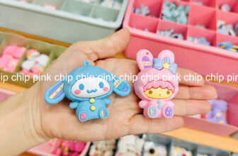 [🆕🇻🇳]  Chip Chip Pink-Chuyên sỉ và lẻ các loại “cờ rốc” và Jibbitz/ Sticker! 🧑‍🧒❤️️👶⭐️ 𝘊𝘩𝘢𝘳𝘮 𝘹𝘪𝘯𝘩 𝘤𝘩𝘢𝘳𝘮 𝘨𝘢̆́𝘯 𝘥𝘦́𝘱 𝘯𝘢̀𝘰 𝘤𝘶̃𝘯𝘨 𝘹𝘪𝘯𝘩Mấy bé dễ thương này người lớn như Chip còn mê chứ nói gì con nít ạ, nên là các mom ơi, tết đến rồi, sắm dép  , shares-0✔️ , likes-0❤️️ , date-2025-01-15 17:29:59🇻🇳🇻🇳🇻🇳📰🆕