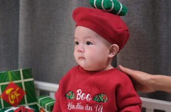 [???] Sulie House – Phụ kiện cho bé  ?‍?❤️️?⭐️  COMBO ĐỒ THÊU TÊN BÉ TẾT 2025
Body + mũ bánh chưng thêu tên bé độc đáo nhất định phải có #Tết này nha
Yếm cổ cùng bộ hình bánh chưng
Túi đựng lì xì ma , shares-3✔️ , likes-7❤️️ , date-2025-01-12 00:07:11????????