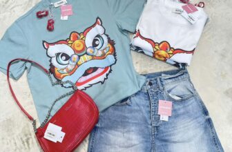 [???] Pomapan – Store vnxk – Thiết kế & Thời trang  ? Top1Fashion ?  a4266 – Áo thun S.U.E.S.S
Cưng ghê các nàng
Hoạ tiết bé lân , cực kewtiiiiii
Chất thun dày dặn, đẹppppp nên muaaa
S M L
Trắng / Xanh
________________ , shares-0✔️ , likes-2❤️️ , date-2025-01-15 03:14:40????????