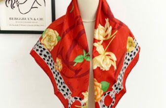 [???] Xếp home  (vintagenhatrang)  ? Top1Fashion ?  THẤY ĐỎ LÀ THẤY TẾT
Màu đỏ tượng trưng cho may mắn, tài lộc nè khách yêu.Hàng hiếm với độ mới hoàn hảo. Khăn C.a.r.t.i.e.r mặt lụa gấm màu đỏ siêu đỉnh. , shares-0✔️ , likes-1❤️️ , date-2025-01-16 04:47:19????????