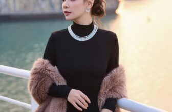 [???] Reina – Thiết kế & Thời trang  ? Top1Fashion ?  Diễn viên Đan Lê in REINARD2420B  Viviana Embellished Open-back Turtleneck Maxi Dress
Color          Black
—–
Visit REINA:
264 Phố Huế – Hai Bà Trưng  , shares-1✔️ , likes-37❤️️ , date-2025-01-17 17:04:40????????