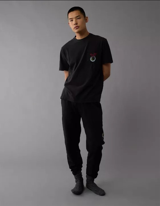 [???] Store86-Hàng hiệu xuất khẩu  ? Top1Fashion ?  Bộ cộc tay AE Grinch PJ
– Quá tiện lợi khi chỉ với #500k_Freeship anh em đã có thể sở hữu ngay 1 bộ gồm áo cộc tay và quần jogger, mặc ở nhà hay mặc ra ngo , shares-1✔️ , likes-2❤️️ , date-2025-01-16 23:44:47????????