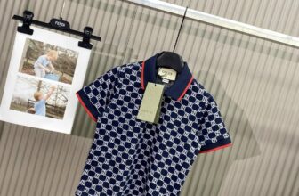 [🆕🇻🇳] Bum Kids – Cửa hàng quần áo cho bé 🧑‍🧒❤️️👶⭐️ Polo Gucci Mono bù size trc thềm năm mới• về lần nào cũng cháy size như 1 cơn gió , mẫu monogram hoạ tiết nhỏ phối viền đỏ trên nền xanh dương, shares-0✔️ , likes-2❤️️ , date-2025-01-20 02:51:46🇻🇳🇻🇳🇻🇳📰🆕