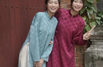 [🆕🇻🇳] Tủ Nhà Mây – Wear Easy. Feel Comfy. Be Happy 👕 Top1Fashion 👗  Cám ơn 2 cô Mây Thiều Hoa và Xuân Hoa đã diện Áo Dài Yên Minh Lụa để lưu lại những khoảnh khắc đáng yêu cuối năm. Áo Dài Yên Minh Lụa trong BST Mùa Giao Đô , shares-0✔️ , likes-22❤️️ , date-2025-01-19 02:48:34🇻🇳🇻🇳🇻🇳📰🆕