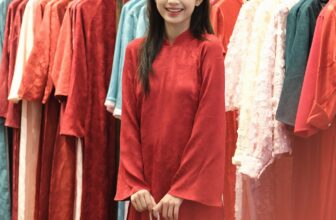 [🆕🇻🇳] Tủ Nhà Mây – Wear Easy. Feel Comfy. Be Happy 👕 Top1Fashion 👗  𝐓𝐡𝐮̛𝐨̛̀𝐧𝐠 𝐗𝐮𝐚̂𝐧 𝐇𝐨𝐚, phiên bản lụa đỏ đang được yêu thích nhất tại nhà Mây ngay lúc này. Màu đỏ trầm dịu với hoạ tiết hoa vân chìm dễ mặc và phối đồ. Đây c , shares-2✔️ , likes-23❤️️ , date-2025-01-19 19:47:35🇻🇳🇻🇳🇻🇳📰🆕
