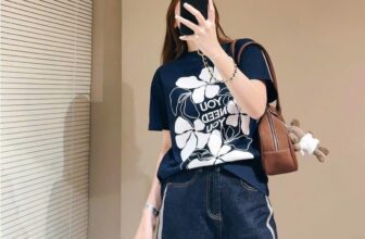 [???] ELIS Shop vnxk – 12 thiên hộ dương p1 Q. Gò vấp HCM  ? Top1Fashion ?  Áo thun PB siêu đẹp thêm đỏ hợp Tết quá xá form chuẩn mẫu mặc
Chất đẹp form đẹp dễ bận áForm hơi hướng boxy t-shirt dễ mặc mà trẻ trung mặc rộng hay hơi , shares-0✔️ , likes-3❤️️ , date-2025-01-17 21:47:27????????