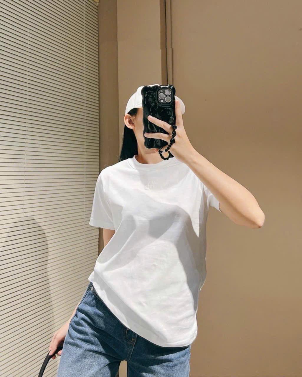 [???] ELIS Shop vnxk – 12 thiên hộ dương p1 Q. Gò vấp HCM  ? Top1Fashion ?  Áo wang Xịn đét bao xinh nhìn cái bo cổ là bít hàng chất lượng rồi nhen in nổi siêu sang luôn cầm quá chất lượng,cầm con này nặng chịch cotton 100%  không  , shares-0✔️ , likes-1❤️️ , date-2025-01-22 21:27:17????????