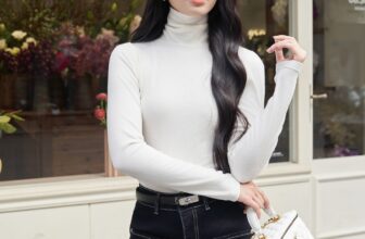 [🆕🇻🇳] CEVONNI 👕 Top1Fashion 👗  𝐇𝐎𝐋𝐈𝐃𝐀𝐘 𝐒𝐀𝐋𝐄: 𝟓𝟎% 𝐎𝐅𝐅 | 𝐁&𝐖 𝐑𝐎𝐋𝐋-𝐍𝐄𝐂𝐊 𝐓𝐎𝐏SALE 50% cho ‘’must have item’’ mà quý cô nào cũng có trong tủ đồ mùa lạnh: áo len cổ lọ! Gam màu basic đen và  , shares-1✔️ , likes-6❤️️ , date-2025-01-22 15:00:05🇻🇳🇻🇳🇻🇳📰🆕