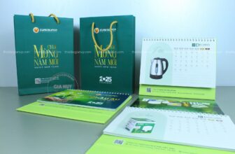 [🆕🇻🇳] In ấn GIA HUY – chuyên thiết kế & in ấn các ấn phẩm chuyên nghiệp  🎨 Top1Designs ✨  BỘ ĐÔI LỊCH ĐỂ BÀN + TÚI GIẤY ĐỰNG LỊCH
Lịch để bàn là một vật dụng quen thuộc trên bàn làm việc, giúp chúng ta quản lý thời gian hiệu quả. Cùng với đó, tú , shares-0✔️ , likes-0❤️️ , date-2025-01-24 02:00:11🇻🇳🇻🇳🇻🇳📰🆕