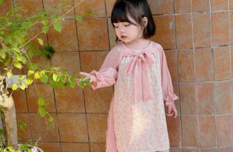 [🆕🇻🇳]  MiniumBaby – thương hiệu thời trang thiết kế chất lượng cao dành cho trẻ em 🧑‍🧒❤️️👶⭐️ ÁO DÀI ĐÓN TẾT
Áo dài cách tân màu pastel nhẹ nhàng kết hợp họa tiết hoa nhỏ xinh, tạo nên vẻ dịu dàng và đáng yêu cho bé yêu. Thiết kế tinh tế, chất liệu  , shares-0✔️ , likes-1❤️️ , date-2025-01-23 16:30:04🇻🇳🇻🇳🇻🇳📰🆕