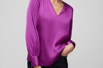 [???] TrucStore – Thời Trang Xuất Khẩu VNXK Cao Cấp _ New  ? Top1Fashion ?   Áo cổ chữ V cổ điển mang đến vẻ ngoài tôn dáng và vừa vặn thoải mái.
Áo tay dài với nút bọc xịn sò, smock phần vai tạo điểm nhấn.
Vải sa tanh mát rượi, , shares-0✔️ , likes-1❤️️ , date-2025-01-24 16:16:00????????