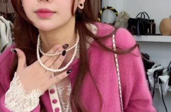 [???] Ha Le Nguyen – Authentic ? Top1Fashion ?  Áo hồng khuy đúc len em về sẵn nhé rùi ạ .
Áo chỉ bán trên live mà nổ inbox ạ
Mặc quá đẹp và nổi , ai có chân váy rùi thì mua ngay mà mix đi ạ
Áo freesi , shares-0✔️ , likes-4❤️️ , date-2025-01-24 06:01:58????????