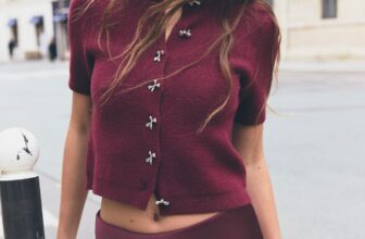 [???] V.I.C – XUẤT KHẨU – Hàng xuất khẩu có sẵn ? Top1Fashion ?  BOW-SHAPED BUTTON KNIT CARDIGANThêm một mẫu áo len với tông màu đỏ hot trend cho chị em. Dáng áo ôm lên form cực đẹp, phối thêm cúc nơ đá tiểu thơ lắm ạ. , shares-0✔️ , likes-0❤️️ , date-2025-01-24 20:30:03????????