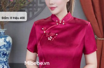 [🆕🇻🇳] Mibebe – Chuyên thời trang nữ nhập trực tiếp từ Hàn Quốc và Hong Kong 👕 Top1Fashion 👗  Cận cảnh chất vải cho mẫu sườn xám tone màu đỏ trơn ẩn hoa văn tinh tế, điểm nhấn với phần nút ngọc được làm bằng đá thật và thêu hoa anh đào duyên dáng và , shares-0✔️ , likes-10❤️️ , date-2025-01-25 20:53:46🇻🇳🇻🇳🇻🇳📰🆕