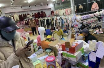 [🆕🇻🇳]  Siêu Thị Mẹ Và Bé Baby Smile 🧑‍🧒❤️️👶⭐️ Mưa gió nhưng vẫn không làm chùn bước khách nhà em đi sắm tết  cửa hàng nay còn sale thêm quần áo với giày nữa khách nhé , cần cứ alo shop ạ0969769255  , shares-1✔️ , likes-5❤️️ , date-2025-01-27 02:00:53🇻🇳🇻🇳🇻🇳📰🆕