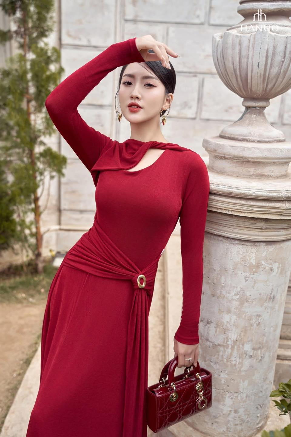 [???] Hanuo ? Top1Fashion ?  𝐀𝐦𝐞𝐥𝐢𝐧𝐝𝐚 𝐃𝐫𝐞𝐬𝐬.Lấy cảm hứng từ rượu vang đỏ vùng Burgundy nước Pháp, sắc đỏ burgundy là một trong những gam màu không thể thiếu khi nhắc đến những bữa ti , shares-1✔️ , likes-8❤️️ , date-2025-01-25 22:16:00????????