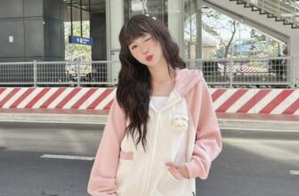 [🆕🇻🇳] BIBOO CLOTHING – Cửa hàng quần áo 👕 Top1Fashion 👗  𝐍𝐄𝐖 𝐀𝐑𝐑𝐈𝐕𝐀𝐋CUTE AND COZY ZIP-UP HOODIE ALERT!
Những chiếc hoodie zip với tone màu kẹo ngọt được đính kèm charm gấu bông xinh xắn sẽ là điểm nhấn giúp tă , shares-0✔️ , likes-3❤️️ , date-2025-01-25 22:08:35🇻🇳🇻🇳🇻🇳📰🆕