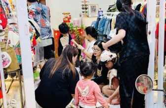 [🆕🇻🇳]  Door to door – Chuyên quần áo, giày dép và phụ kiện cho bé 😎❤️️⭐️ Chỉ còn vài tiếng nữa là năm mới đến rồi!!!
Hôm nay 28/1 (29 Âm lịch) shop em vẫn hoạt động đến từ 9h-21h nên mẹ còn thiếu gì thì tranh thủ ghé sắm sửa cho , shares-0✔️ , likes-31❤️️ , date-2025-01-28 23:18:26🇻🇳🇻🇳🇻🇳📰🆕