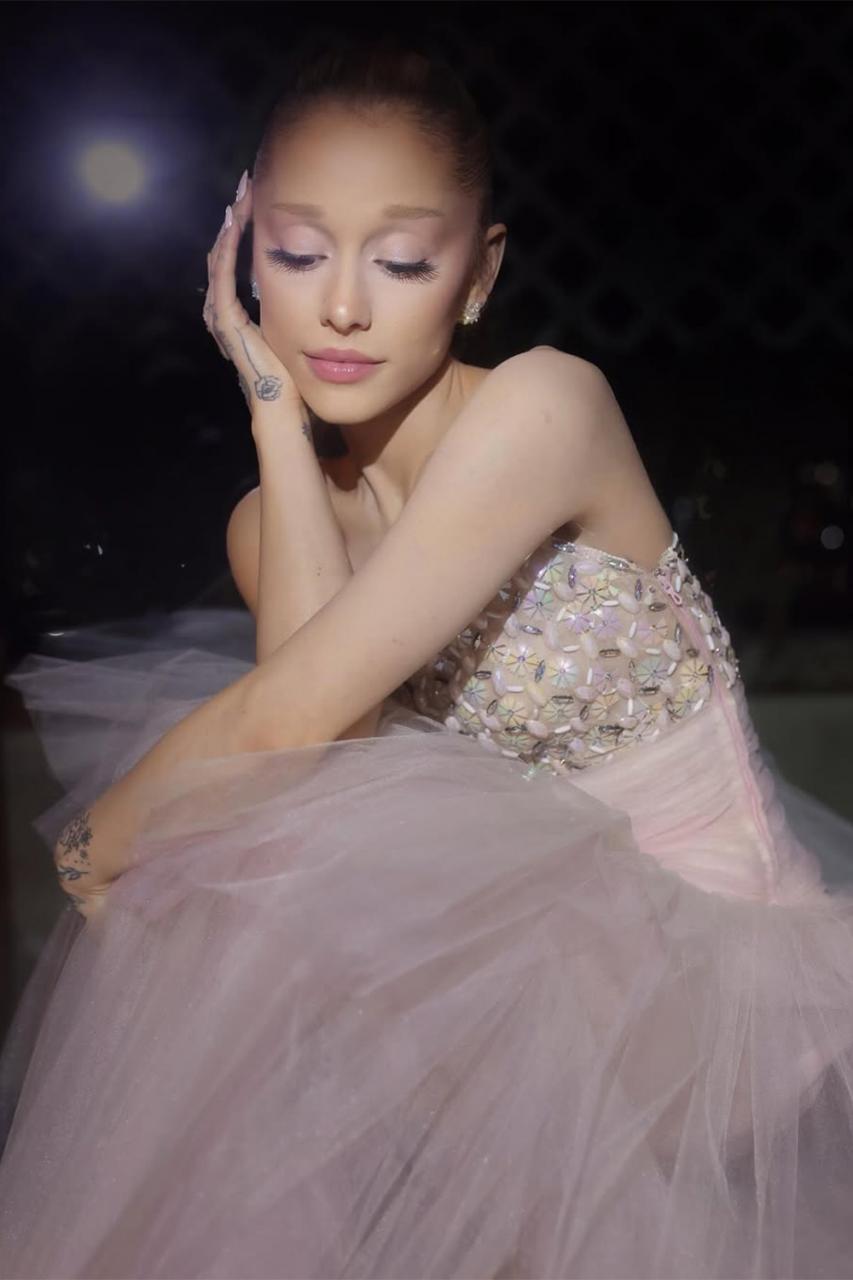 Cách Ariana Grande dùng makeup tông hồng xây dựng hình ảnh cá nhân [🆕🇻🇳] bazaarvietnam.vn