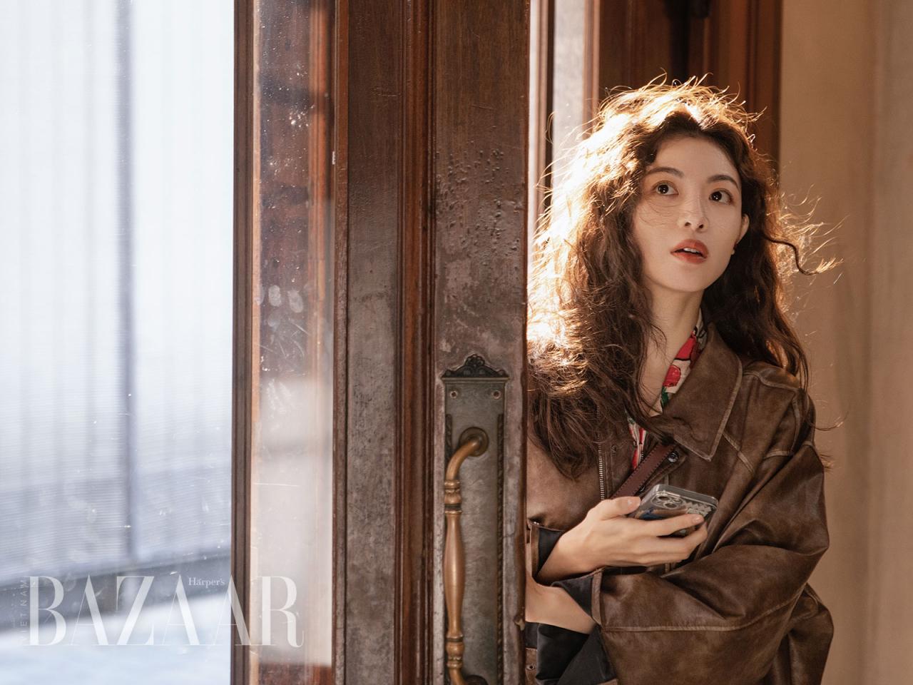 Học Chung Sở Hy makeup tone nâu cà phê sữa sang trọng lại tôn nét đẹp Á Đông [🆕🇻🇳] bazaarvietnam.vn