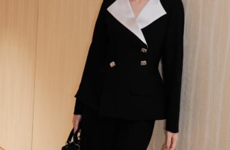 [🆕🇻🇳] The MAGNOLIA 👕 Top1Fashion 👗  “ 𝑨𝑹𝒀 𝑽𝒆𝒔𝒕 “
———
Áo Vest ARY được thiết kế với gam màu đen cổ điển, điểm nhấn cổ V pha trắng tạo nên nét hài hòa, tinh tế nhưng không kém phần nổi bậ , shares-0✔️ , likes-1❤️️ , date-2025-02-03 18:39:28🇻🇳🇻🇳🇻🇳📰🆕