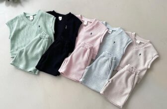 [🆕🇻🇳]  Hello Bébe ▪️ Shop chuyên order Quảng Châu 🧑‍🧒❤️️👶⭐️ Hãng chiều khách quóoo, size từ nhỏ xíu lun troiiii
Một set đồ thể thao gồm gile + quần logo thêu, vải xốp nổi mềm mịn, chuẩn form nha các bác
𝗕𝗮̉𝗻𝗴 𝘀𝗶𝘇𝗲: , shares-0✔️ , likes-3❤️️ , date-2025-02-01 17:08:36🇻🇳🇻🇳🇻🇳📰🆕