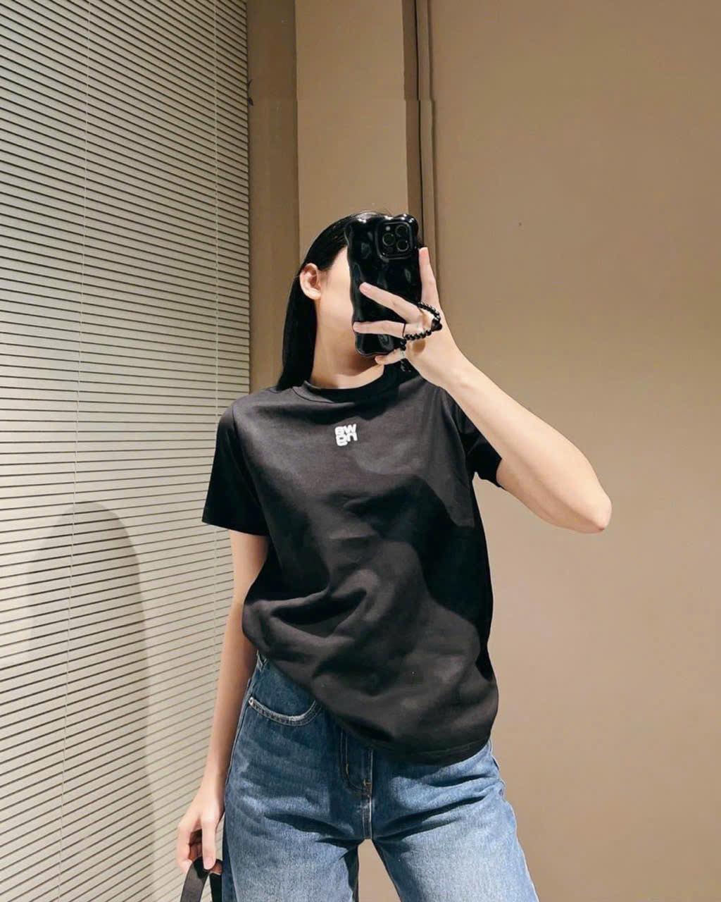 [???] ELIS Shop vnxk – 12 thiên hộ dương p1 Q. Gò vấp HCM  ? Top1Fashion ?  Dập nổi siêu sang á
Áo wang Xịn đét bao xinh nhìn cái bo cổ là bít hàng chất lượng rồi nhen in nổi siêu sang luôn cầm quá chất lượng,cầm con này nặng chịch , shares-0✔️ , likes-1❤️️ , date-2025-02-01 16:04:46????????