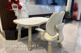 [🧸️🇻🇳] Dung Baby Shop – ORDER ĐỒ CAO CẤP CHO MẸ VÀ BÉ 💟 🎈Top1Toys🧸️  Bộ bàn gỗ + ghế da chống gù cho bé yêu tập viết, vẽ, học bài, ngồi ăn.. ngồi thích mê hàng làm mẫu hàn nên giá không hề rẻ nhưng rất xứng đáng
Bé sử dụng  , shares-0✔️ , likes-0❤️️ , date-2025-02-06 17:04:14🇻🇳🇻🇳🇻🇳📰🆕