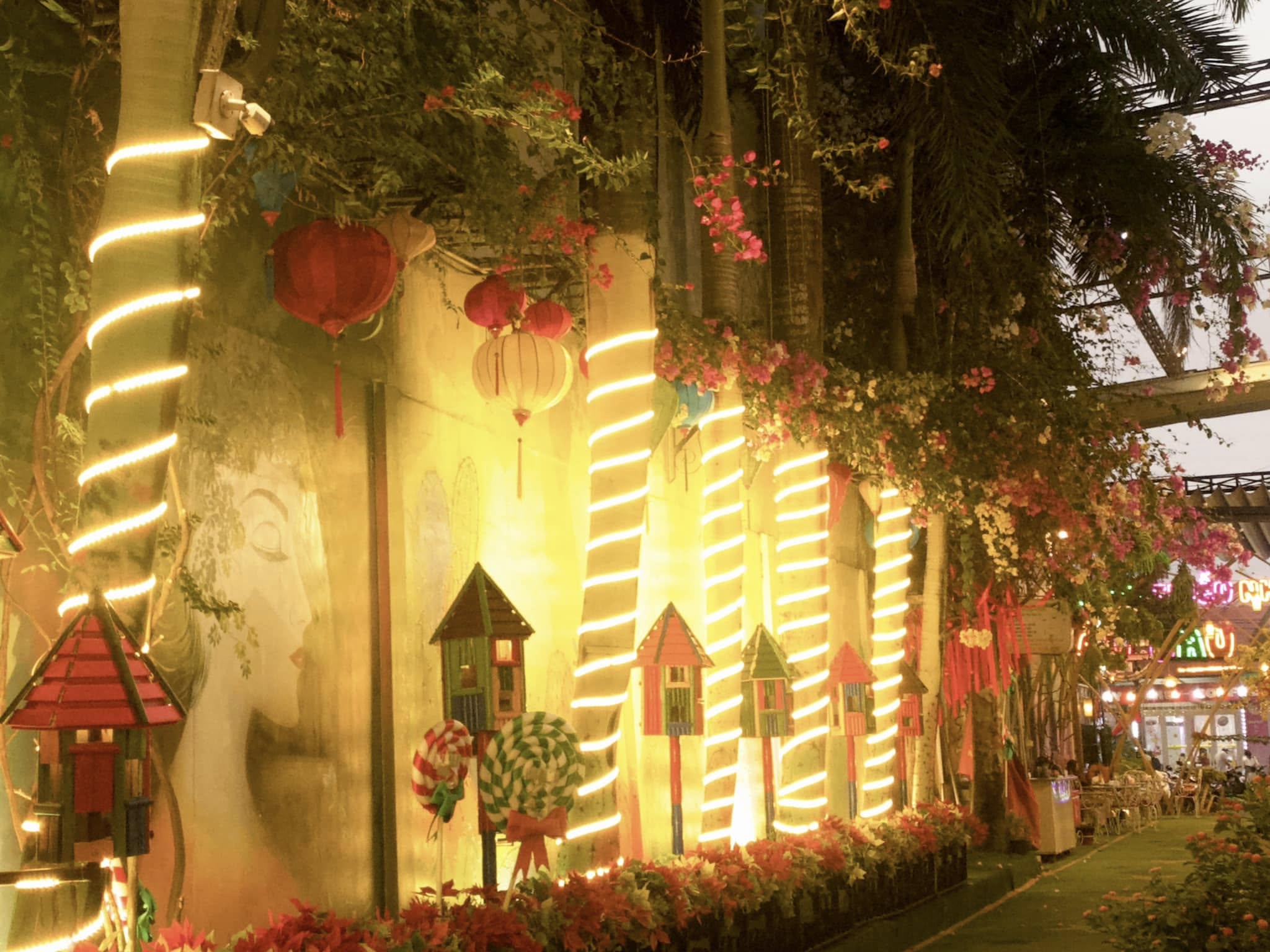 [☕️🇻🇳] Coffee HUỲNH HƯƠNG 🥤 Top1Coffee ☕️ Phố lên đèn thì Coffee Huỳnh Hương cũng “lên đồ”Trái ngược với buổi sáng bao trùm bởi không gian mát mẻ từ cây xanh, Coffee Hu , shares-5✔️ , likes-15❤️️ , date-2025-02-03 01:57:00🇻🇳🇻🇳🇻🇳📰🆕