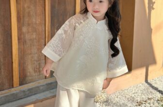 [🆕🇻🇳] KAKUMMI là thương hiệu VN hàng đầu thiết kế & sản xuất áo thời trang cho bé 😎❤️️⭐️ Diện set này đi lễ đầu năm tuyệt hết ý mẹ nhỉThông tin sản phẩm: Bộ Vân Sương AD473 Kakummi
– Chất liệu:
+ Áo: Tơ thêu phối lụa
+ Quần: Vải lụa
– Siz , shares-2✔️ , likes-11❤️️ , date-2025-02-06 15:00:02🇻🇳🇻🇳🇻🇳📰🆕