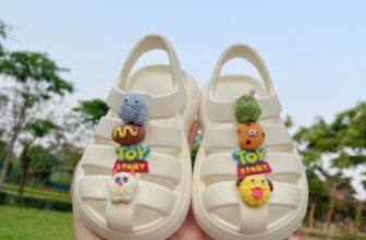 [🆕🇻🇳]  Kuma Kids – Đồng hành cùng bé yêu 🧑‍🧒❤️️👶⭐️  Dép rọ chống tuột siêu êm cho các bé 1-6 tuổi
Miễn phí giao hàng khi đặt hàng tại:
—–
Size: 24-31
Inbox ngay để được tư vấn size nhé Mom ơi!!
CAM KẾT , shares-0✔️ , likes-2❤️️ , date-2025-02-07 20:31:27🇻🇳🇻🇳🇻🇳📰🆕