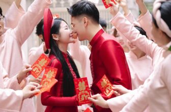 [🆕🇻🇳] Dulcie Bridal – Cửa hàng váy cưới 🤵🏻 Top1Wedding 👰🏻  Nàng rạng rỡ trong thiết kế áo dài cưới truyền thống by Dulcie BridalAi nói khăn đóng mấn là lỗi thời và không còn đẹp? Ai bảo áo dài đỏ thêu chữ Hỷ khô , shares-0✔️ , likes-9❤️️ , date-2025-02-05 23:17:29🇻🇳🇻🇳🇻🇳📰🆕