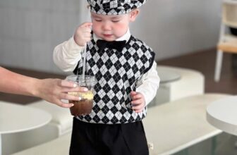[🆕🇻🇳] Baby Closet luôn muốn được đồng hành cùng các mom chăm sóc, bảo vệ và yêu thương các con 🧑‍🧒❤️️👶⭐️  Phiên bản #cover #Hibye Mùa Xuân đâyy ạ
Sét rời mẹ tha hồ mix đủ kiểu luôn ạ
Quần chất liệu kaki
Áo sơmi line cotton
Áo ghile là umi hàn mỏng hợp mùa Hè
, shares-3✔️ , likes-5❤️️ , date-2025-02-05 20:25:14🇻🇳🇻🇳🇻🇳📰🆕