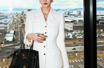 [🆕🇻🇳] Huong Boutique – Định hướng phong cách thời trang 👕 Top1Fashion 👗  𝐇𝐔𝐎𝐍𝐆 𝐱 𝐏𝐡𝐮̛𝐨̛𝐧𝐠 𝐊𝐡𝐚́𝐧𝐡 | 𝐄𝐥𝐞𝐠𝐚𝐧𝐜𝐞 𝐢𝐧 𝐓𝐰𝐞𝐞𝐝Nàng thơ Phương Khánh thanh lịch và sang trọng trong set tweed trắng của nhà HUONG. Áo vest form dáng cổ điể , shares-0✔️ , likes-8❤️️ , date-2025-02-08 03:00:16🇻🇳🇻🇳🇻🇳📰🆕