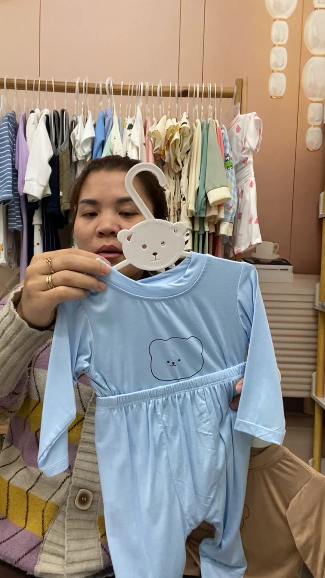 [🆕🇻🇳] Film’s house – Kid authentic – Mình nhận order quần áo trẻ em, người lớn Uk 🧑‍🧒❤️️👶⭐️ Trời lạnh diện leggings lót nỉ cho bé là chuẩn rồi, ấm áp, ôm người gọn gàng
Chất nỉ nhà HM êm mềm, k bị dặm ngứa
M sale chỉ còn #105k, HM mua web US UK J , shares-1✔️ , likes-0❤️️ , date-2025-02-07 17:06:20🇻🇳🇻🇳🇻🇳📰🆕