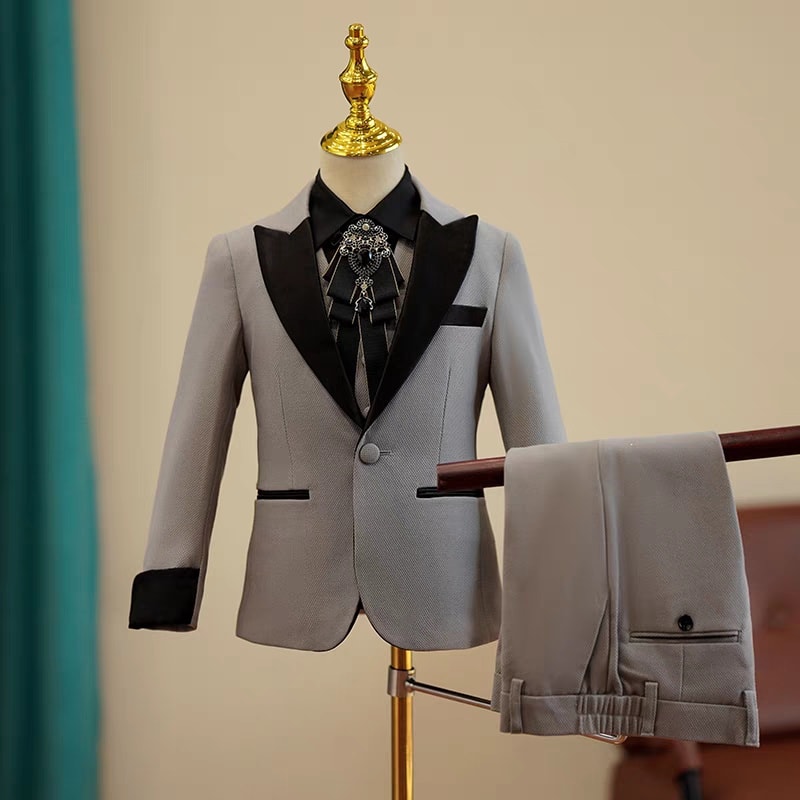[🆕🇻🇳]  MMKID aims to bring kids the most high fashionable and high quality party design 🧑‍🧒❤️️👶⭐️ Bộ Suit cho bé với thiết kế 5 chi tiết, các điểm nhấn nhá độc đáo khiến bộ Veston cho bé thật độc đáo và lạ mắt. Ba mẹ inbox số đo của bé để MMKID tư vấn c , shares-0✔️ , likes-1❤️️ , date-2025-02-10 03:29:16🇻🇳🇻🇳🇻🇳📰🆕