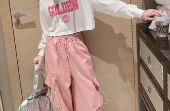 [🆕🇻🇳]  Thời trang trẻ em cao cấp- shop Yu Yu 🧑‍🧒❤️️👶⭐️ Em áo hoodie trắng dáng lửng em còn 1 cái size 170cm
320K–> sale chỉ còn 160K
Quần túi hộp có thể mặc thành 2 kiểu suông hoặc ống túm nhé
Size 150 và 170  , shares-0✔️ , likes-4❤️️ , date-2025-02-11 22:20:48🇻🇳🇻🇳🇻🇳📰🆕