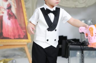 [🆕🇻🇳] TikTak House – Thời trang thiết kế cho bé 🧑‍🧒❤️️👶⭐️ SET GILE CỔ ĐEN CHO CHÀNG TRAI NHÍ NĂNG ĐỘNGSet gile được tối giản từ set vest cổ đen với phong cách hiện đại, trẻ trung và công tửTrộm vía set này vẫn , shares-1✔️ , likes-3❤️️ , date-2025-02-13 03:16:59🇻🇳🇻🇳🇻🇳📰🆕