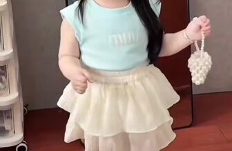 [???] Jun’s House – Chuyên quần áo cho trẻ em  ?‍?❤️️?⭐️  Set váy áo mặc hè cho bé gái
Áo chất tăm qc mềm mát
Chân váy tơ tầng mềm mại có quần bảo hộ
Set này diện hè đi học hay đi chơi đều xịn các mom ơi
Sẵn sz , shares-0✔️ , likes-1❤️️ , date-2025-02-14 01:13:56????????