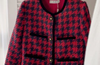 [🆕🇻🇳] Thời Trang Thiết Kế – Kate By Linh Nguyen👕 Top1Fashion 👗  𝐇𝐨𝐮𝐧𝐝𝐬𝐭𝐨𝐨𝐭𝐡 𝐓𝐰𝐞𝐞𝐝 𝐉𝐚𝐜𝐤𝐞𝐭
Với hoạ tiết nanh sói nổi bật trên gam đỏ đô trendy, áo dạ tweed dưới đây được điểm xuyết với viền nhung mềm mại và hàng cúc kim l , shares-0✔️ , likes-9❤️️ , date-2025-02-12 23:05:03🇻🇳🇻🇳🇻🇳📰🆕