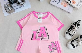 [🆕🇻🇳] Nữ Huỳnh Kids-437 Hoàng Diệu – Thời Trang Trẻ Em 🧑‍🧒❤️️👶⭐️ Bộ hè LA1987 dành cho bé gái với phong cách khỏe khoắn năng động.
Size 8-12 ( 22-38kg)
Vải cotton 4 chiều được hãng nâng cấp chất lượng lên 1 bậc : xịn h , shares-0✔️ , likes-0❤️️ , date-2025-02-14 22:16:03🇻🇳🇻🇳🇻🇳📰🆕