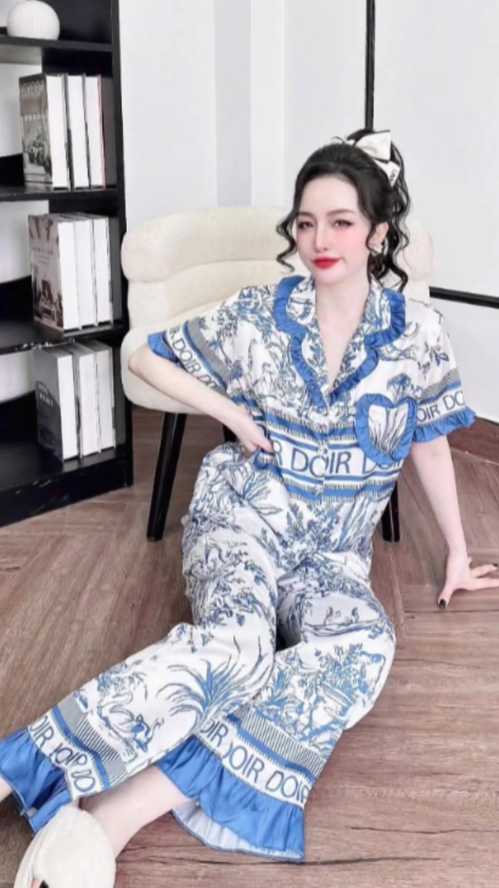 [???] Diệu Queen-XƯỞNG MAY ĐỒ BỘ GIÁ RẺ ? Top1Fashion ?   Em làm gì đã có người yêu, em còn đang đi sale quần áo sập sàn đây này.
  Ở đây có bán đồ đẹp hãy ib cho em ngay để được nghe báo giá nhé Diệu Queen-XƯỞNG , shares-0✔️ , likes-1❤️️ , date-2025-02-16 04:01:14????????