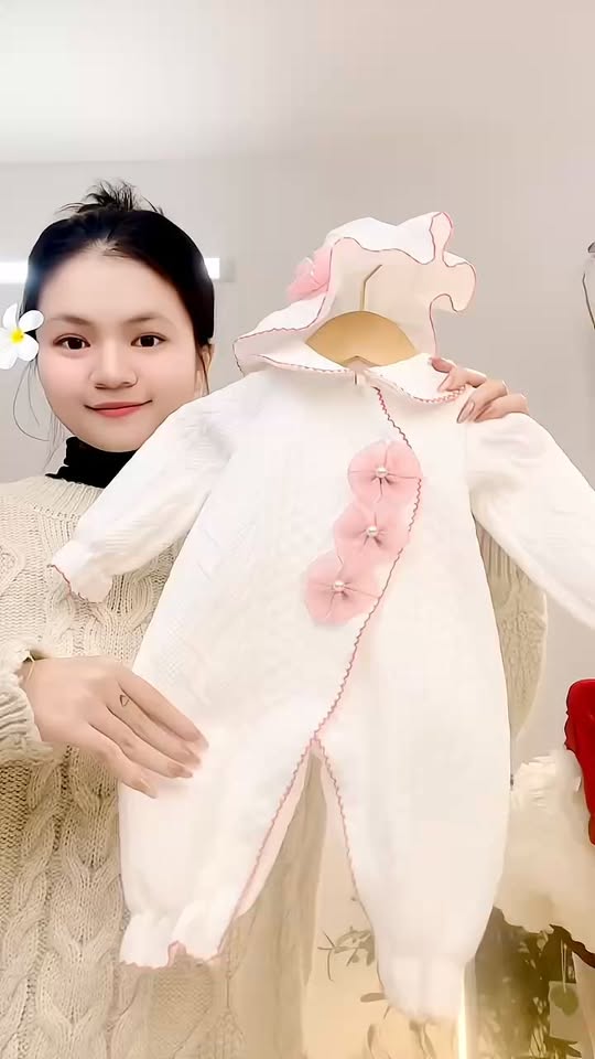 [🆕🇻🇳]  Made By Hằng – chuyên đồ len hanmade 🧑‍🧒❤️️👶⭐️ Body liền thân sang xinh mà đáng yêu cho bé mặc đầy tháng thôi nôi đây các mom ơi  , shares-0✔️ , likes-1❤️️ , date-2025-02-19 20:56:26🇻🇳🇻🇳🇻🇳📰🆕