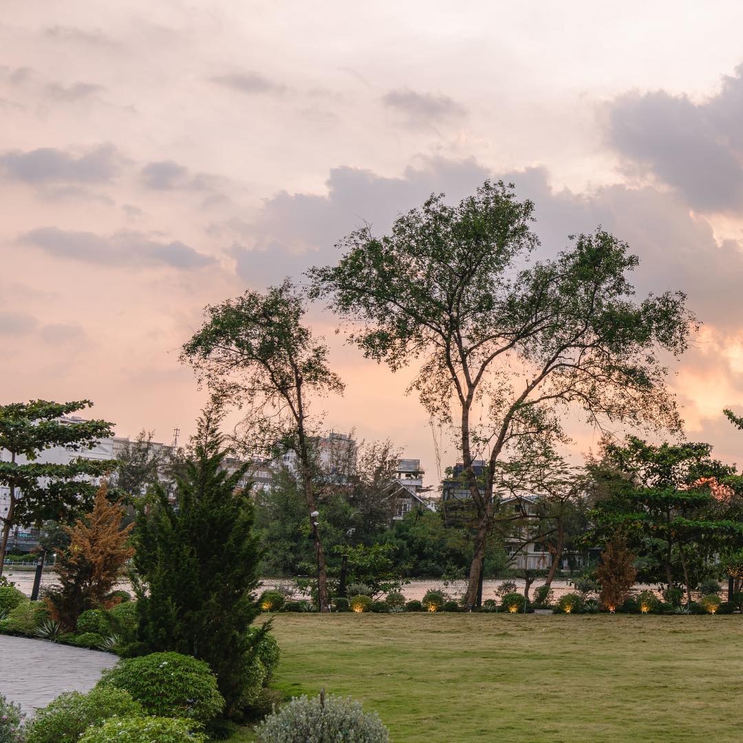 [☕️🇻🇳] Khóm Coffee & Tea 🥤 Top1Coffee ☕️  Đắm mình trong ánh hoàng hôn tuyệt đẹp tại Sứ GardenBuổi chiều tại Sứ rất lí tưởng với những ngọn gió dịu dàng mát mẻ thổi k , shares-1✔️ , likes-7❤️️ , date-2025-02-15 22:06:39🇻🇳🇻🇳🇻🇳📰🆕