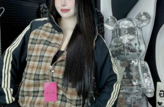 [???] LOLO. Boutique ? Top1Fashion ?  Kaki mềm
Phối sọc
2⃣9⃣0⃣ k
Bao đẹp
Túi trong
Túi ngoài dây kéo
2 lớp
, shares-0✔️ , likes-2❤️️ , date-2025-02-15 23:40:15????????