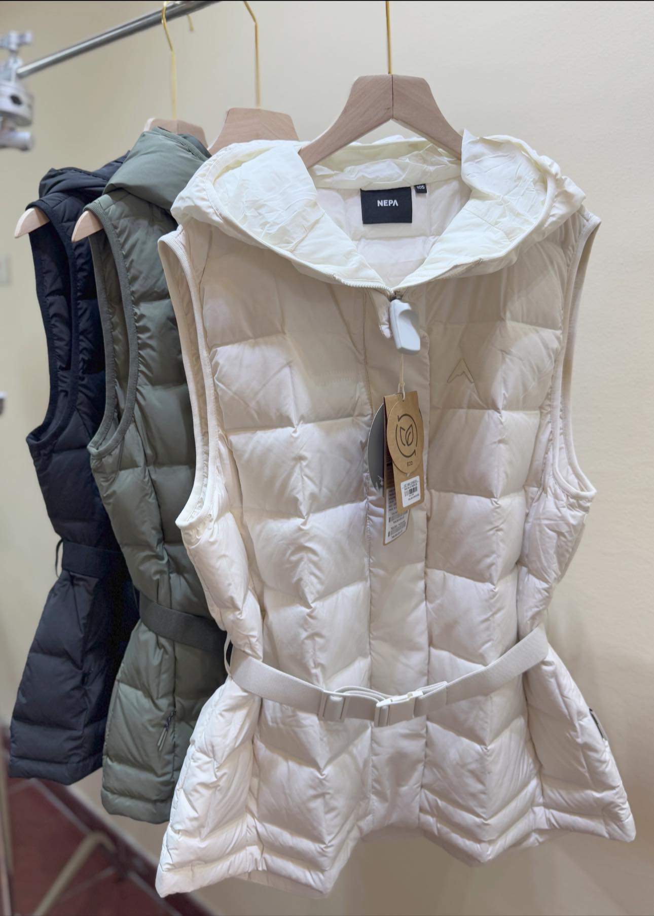 [???] NHAT HUY – Hàng hiệu xuất xịn ? Top1Fashion ?  Nepa ___ Gile nữ ___
• Gile lông vũ nữ full xịn __nhẹ tênh và có mũ cực tiện lợi .
• Size: trắng: 100-105
Đen: 95-100-105
Rêu: 90 , shares-0✔️ , likes-3❤️️ , date-2025-02-15 16:17:01????????