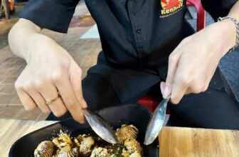 [🆕🇻🇳] Ốc Kênh Tẻ – Chuyên phục vụ các loại nghêu, sò, ốc tươi ngon các loại 🍔 Top1Food  🍜 Ẻm hỏi ngây thơ :” Sao mấy nay khách qua quán mình kím sò huyết nhìu dữ vậy ta”P/s: Nữ chính trong clip tách sò huyết bằng muỗng của quán em mà qua nay  , shares-0✔️ , likes-26❤️️ , date-2025-02-20 18:51:46🇻🇳🇻🇳🇻🇳📰🆕